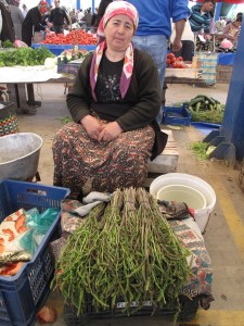 Eniş (Doğal Asparagus): Kuvvetle muhtemel köylü teyzenin o sabah topladığı enişler demet demet