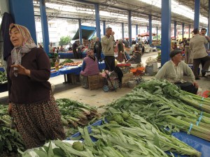 Çiçek Demeti Yaprak Enginar: göbek enginar kentlerde bilinir de yaprak enginar Ege'nin kıymetini bildiği otlardandır