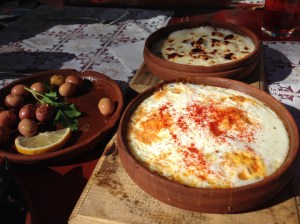 Kiremitte yumurta ve hellim peyniri