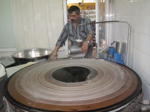 Kadayıf Hamuru Ocağa Kalıptan Dökülürken