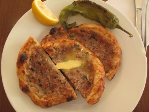 Yuvarlak Kıymalı Pide (Halepişi) Fotoğraf: Gülbin Özdamar Akarçay