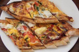 Pastırmalı Yumurtalı Pide Fotoğraf: Gülbin Özdamar Akarçay